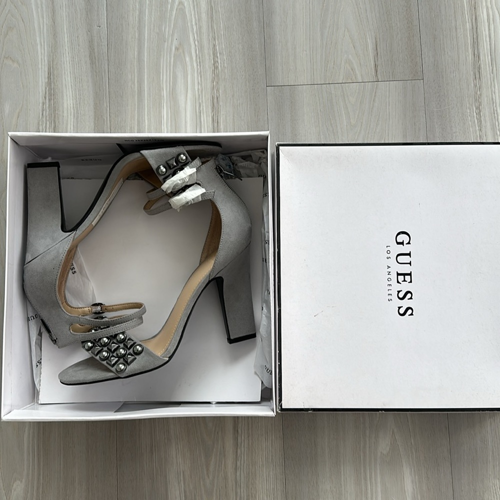 Women’s 9M GUESS Gray Suede Heels